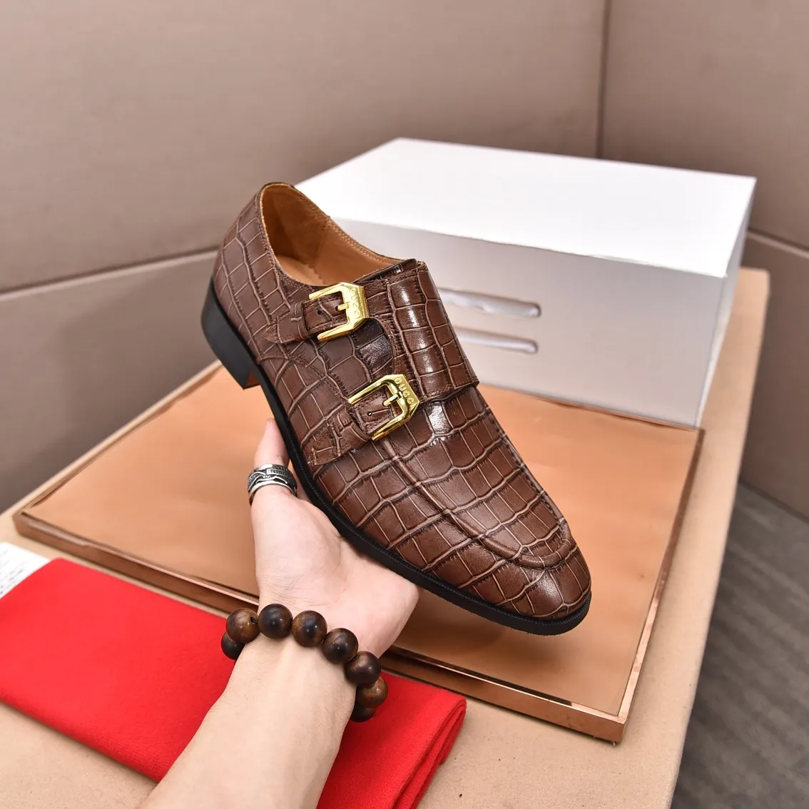 Men's shoes 💰560 (high-end, all cowhide) GUCCI high-end formal leather shoes, original imported fabrics from Italy, cowhide lining, original hardware. I believe you will be struck by it from the first moment you see it. The avant-garde atmosphere can no longer fully interpret its elegance. AAA grade rubber outsole, super comfortable. Original counter last, ensuring its original version and quality. The simple upper ensures its comfort and breathability. A pair of truly good shoes has its own unique soul, famous quality, regular size 38-44 (45 46 customized)